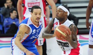 Collins accende Caserta: “Fantastico essere qui”