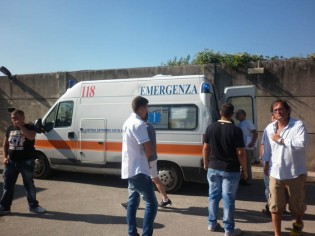 L'ambulanza trasporta due tifosi ischitani all'ospedale