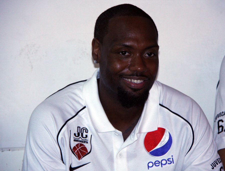 Arriva il passaporto, Collins ‘diventa’ bulgaro