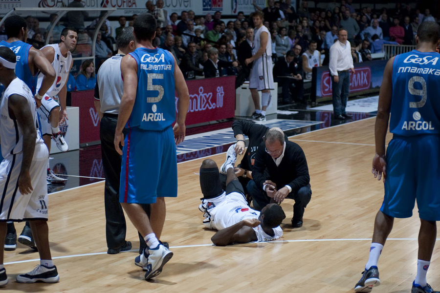 L'infortunio alla caviglia per Rose (foto Buco)