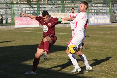 Un gol per tempo e l’Aversa affonda l’Isola Liri