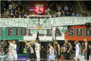 Lo striscione che ha caricato i 30 diavoli