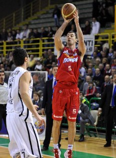 Malaventura al tiro, sullo sfondo i tifosi bianconeri