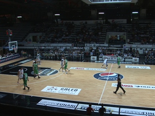 Otto la benzina è finita, anche Cremona conquista il Palamaggiò