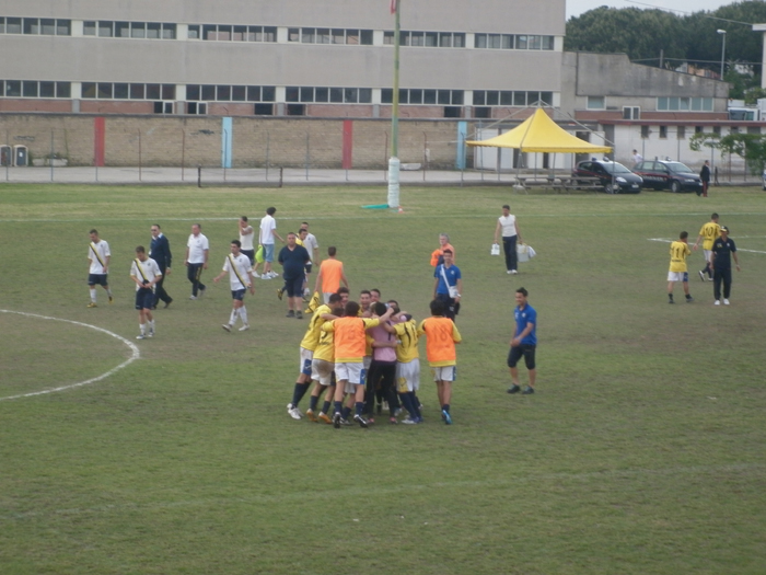 Calciatori della Virtus esultano a fine partita