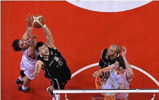 Stipanovic in azione sotto canestro
