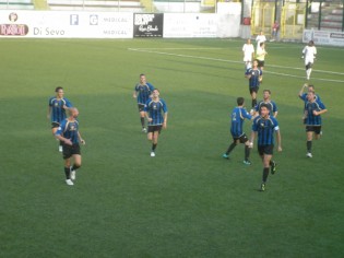 Esultanza del capitano Borrelli sullo 0-1