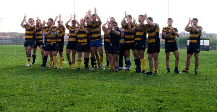 Il Clan mentre applaude i suoi tifosi sugli spalti