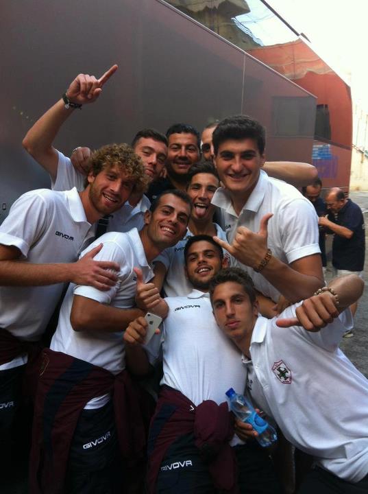 A fine gara l'entusiasmo del gruppo normanno (foto di Granata Normanno)