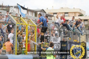 Del Sorbo esulta con i tifosi dopo il gol