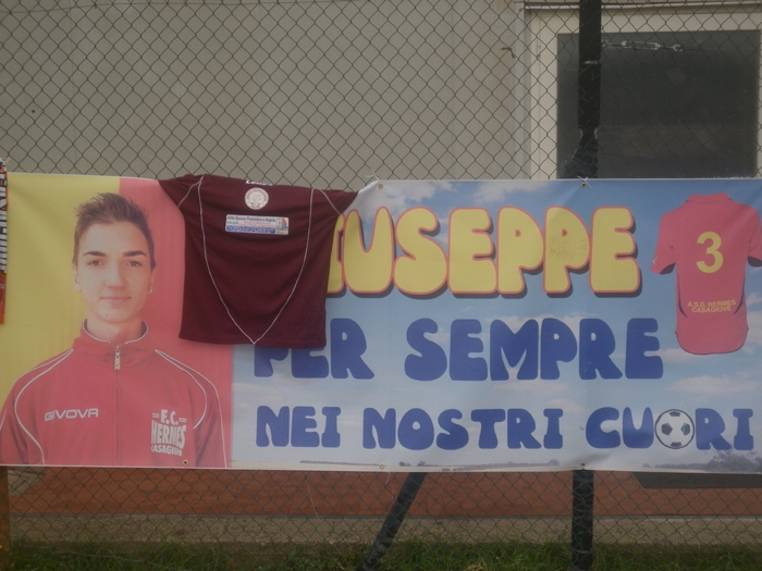 Lo striscione di Giuseppe Russo