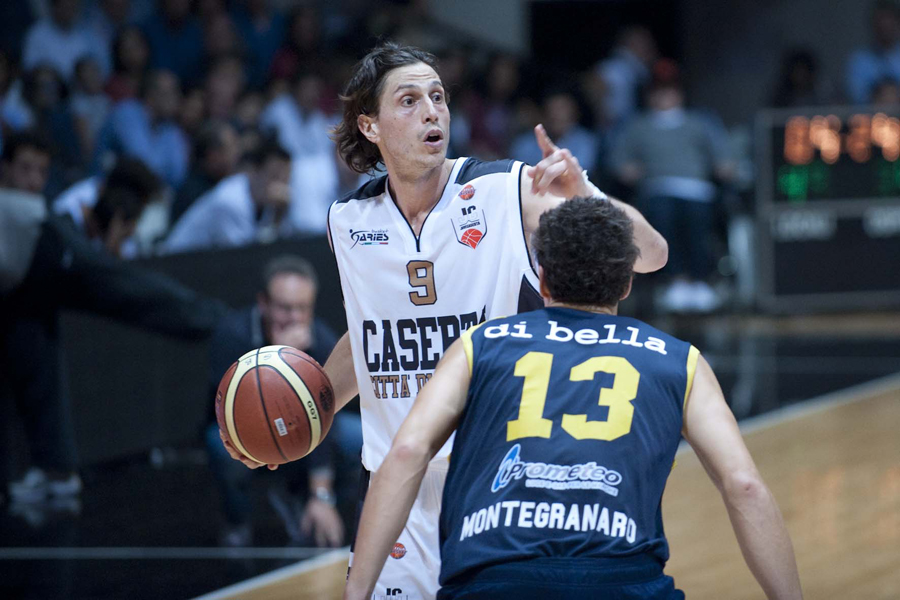 Marco Mordente contro la Sutor (Foto Juvecaserta.it)