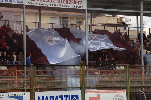 Aversa, l’abbraccio dei tifosi granata
