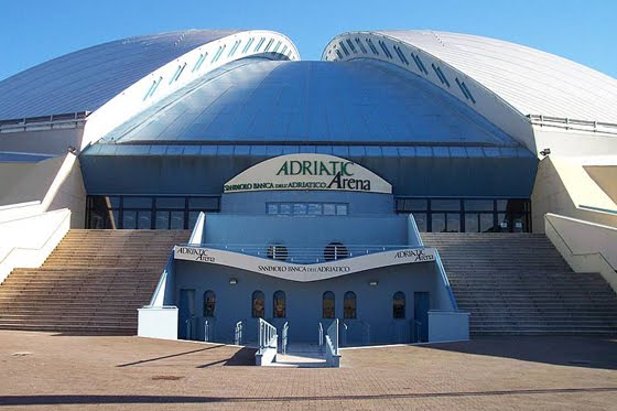 Passando tra le macerie