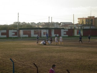 Esultanza di Mautone con i suoi compagni di squadra