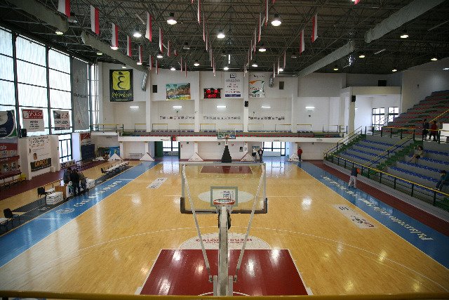 Una immagine del palasport di Maddaloni