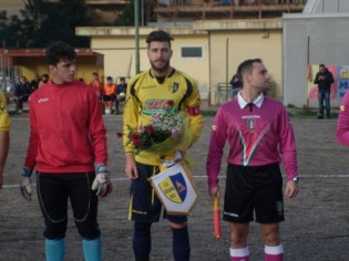 Stefano Calenzo con un mazzo di fiori per Giuseppe Russo