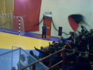 Torcida rossonera esulta per il goal di De Crescenzo