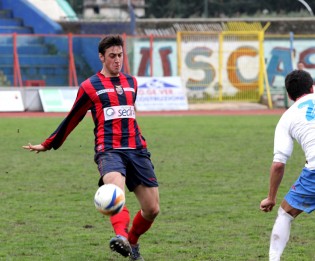 Antonio Giglio con la maglia della Casertana