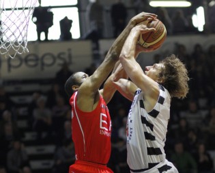 Jonusas al tiro contro Milano (Foto Carozza)