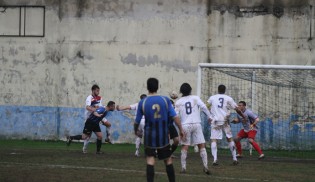 Tommaso Manzo in occasione del goal (foto Nando)