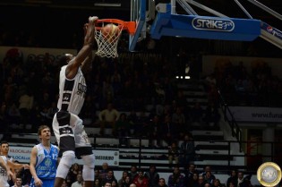 Deji Akindele in azione (Foto Giuseppe Melone)