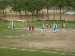Papa pronto a calciare una punizione (foto Domenico Vastante)