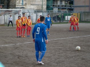 Una punizione di Roberto D'Auria (foto Domenico Vastante)