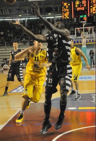 Akindele in azione contro Montegranaro (Foto Sibi)