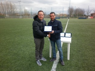 Giulio Buonpane premia il ds dell'Hermes Casagiove Roberto Corsale (foto Domenico Vastante)