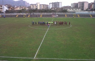 Le squadre schierate a centrocampo