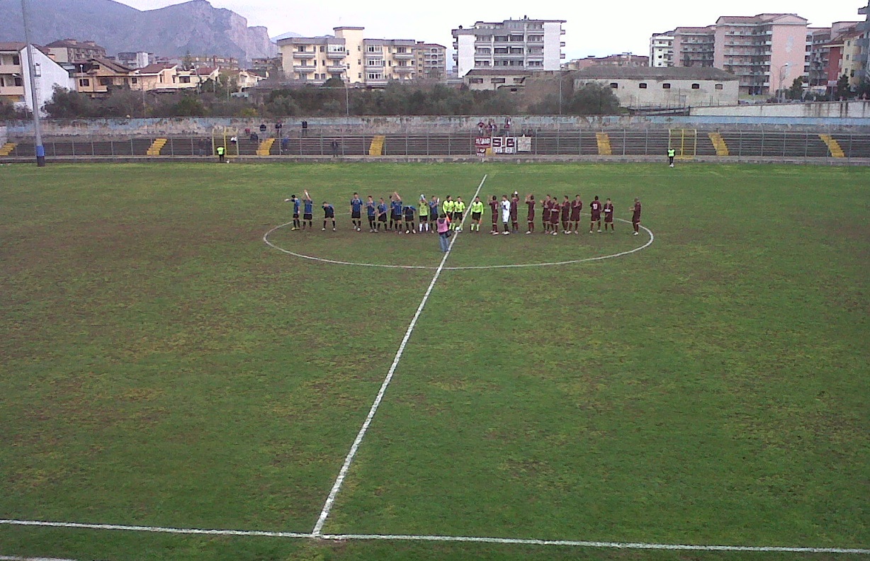 Le squadre schierate a centrocampo