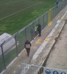 Squillante, squalifica, confinato nella tribuna chiusa al pubblico per lavori.