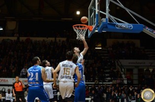 Jelovac a canestro (Foto Giuseppe Melone)