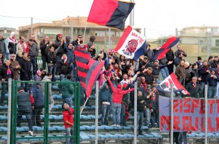 Tifosi casertani presenti ad Ostiamare (foto Giuseppe Scialla)