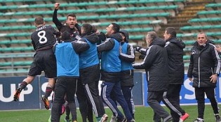 Raffaele Pucino festeggiato dai compagni di squadra