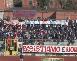 Lo striscione dedicato dai tifosi rossoblù a Raffaele Cerbone