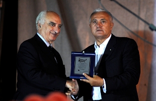 Pietro Mennea premiato dal delegato Coni Michele De Simone in occasione della “notte bianca dello sport” nel luglio 2011