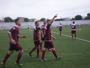 Alfonso De Lucia esulta ai tempi dell'Atletico Casalnuovo