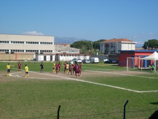 Camorani si incarica di una punizione dal limite (foto Domenico Vastante)