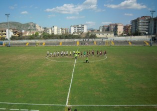 Gladiator e Pomigliano schierate a centrocampo