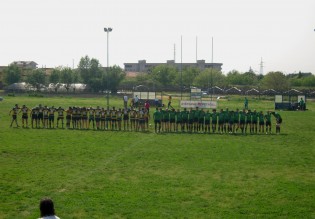 Le due squadre a centrocampo (foto M.Falco x sportcasertano.it)