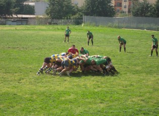 Clan e Svicat si fronteggiano in mischia (foto M.Falco x sportcasertano.it)