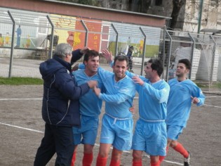 Esultanza di Vincenzo Russo dopo il rigore trasformato