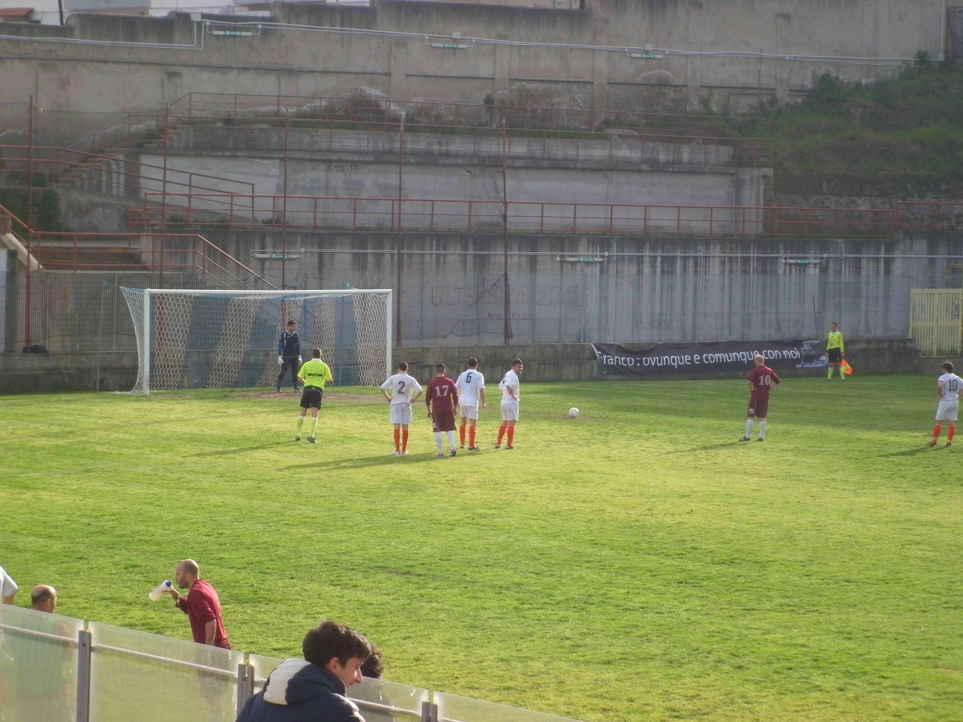 Maddaluno calcia il rigore della vittoria (foto Domenico Vastante)