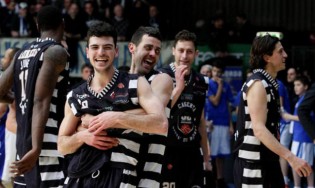 Marzaioli festeggiato dai compagni a Cantù