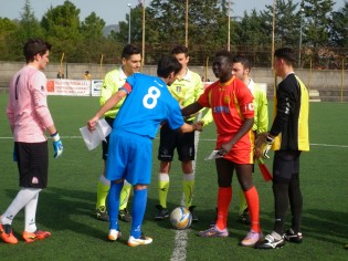 Stretta di mano tra i due capitani Repola e Der (foto Domenico Vastante)