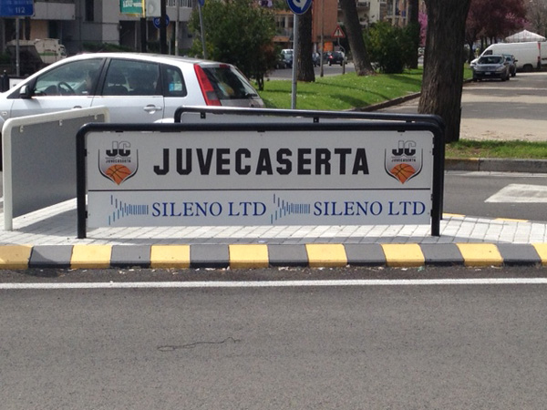 Togliete questa pubblicità dalla rotonda!