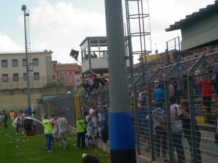 Del Sorbo festeggia con i tifosi la rete del 2-2 (foto Domenico Vastante)