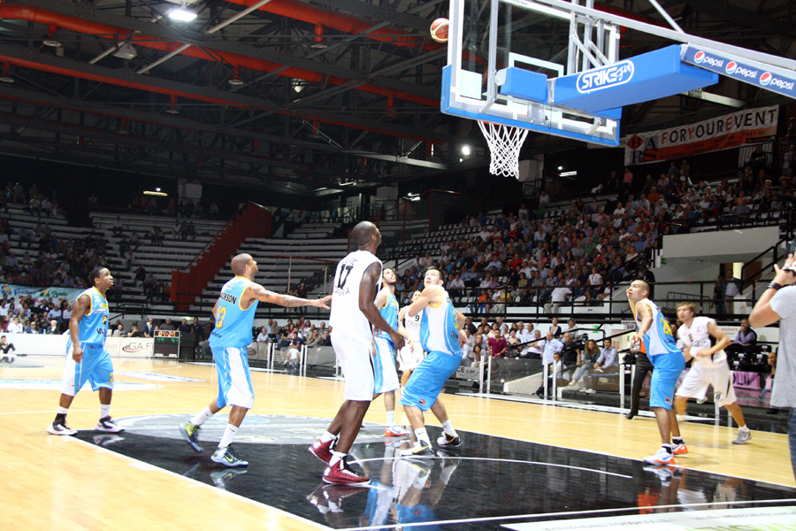 Il ‘suono’ del silenzio lascia sulle spine Caserta